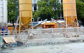Schlitzwände am Rand der Baugrube