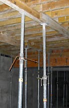 Stahlstützen, zum Aushärten der Decke